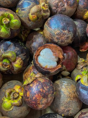 Pazarda taze mangosteen meyvesi, yakın çekim..