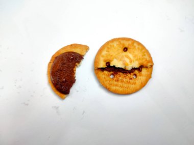 Beyaz arka planda kurabiyeler ve çikolata