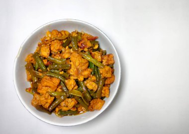 Karıştır - sebze ve baharatlı kızarmış tavuk