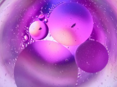 Renkli arkaplanda su damlacıkları