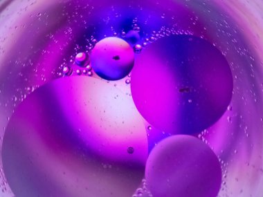 Renkli arkaplanı olan su damlası, yakın görünüm