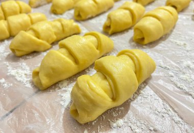 Mutfakta hamur işi yapmak için çiğ hamur.