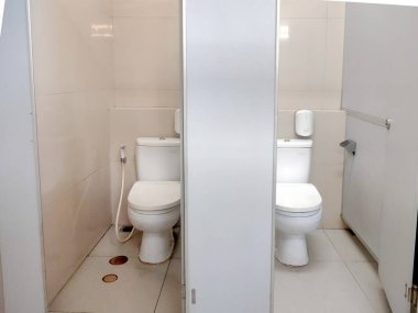 Modern tuvalette umumi tuvalet.