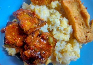 Kızarmış tavuk, pilav, kızarmış tavuk, tavuk ve sebze.