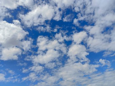 Mavi gökyüzünde beyaz bulut