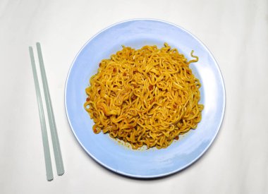 Beyaz tabakta erişte.