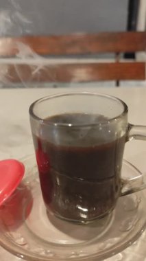 Bir bardak sade kahve ve kırmızı kahve.