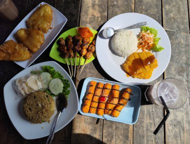 Asya mutfağı, kızarmış pilav, kızarmış tavuk, tavuk, kızarmış pilav, tavuk, tavuk, yumurta, kızarmış tavuk, kızarmış tavuk.