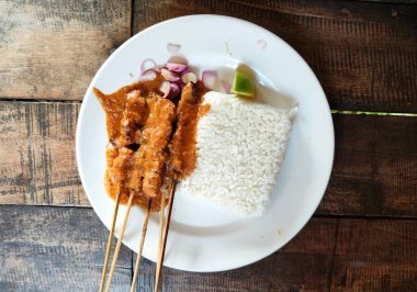 Kızarmış pirinç, karides ve sos.