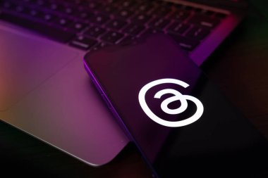 Telefon ekranında dizüstü bilgisayarlı uygulama logosu görüntülendi