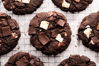 Soğutma tepsisinde siyah çikolata parçacıklı kurabiyeler.