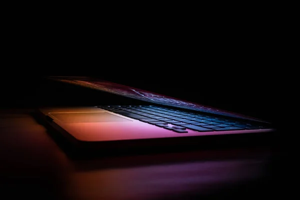 Laptop Halv Stängd Från Sidan Mörkret — Stockfoto