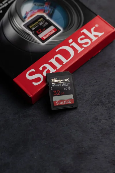 Zbliżenie Karty Sandisk Extreme Pro 32Gb Pudełkiem Ciemnym Tle — Zdjęcie stockowe