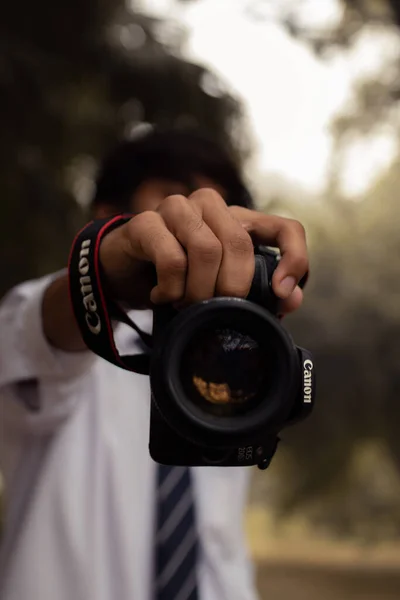 Cara Segurando Uma Câmera Canon Fundo Nublado — Fotografia de Stock