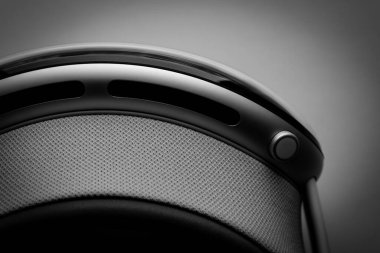 Giyilebilir VR kulaklığın üst görüntüsü. Sanal gerçeklik gözlüklerinin ayrıntıları. VR kulaklığın izole edilmiş görüntüsü. Koyu ton.