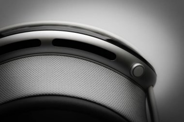 Giyilebilir VR kulaklığın üst görüntüsü. Sanal gerçeklik gözlüklerinin ayrıntıları. VR kulaklığın izole edilmiş görüntüsü. Hafif ton.