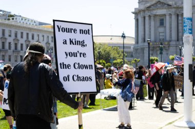 San Francisco, CA, ABD - 14 Haziran 2025. Anti Trump No King, City Hall Plaza 'da protesto yapıyor. Demokrasinin erozyonunu protesto eden insanlar. Posterli bir protestocu..
