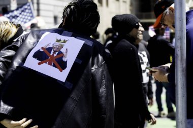 San Francisco, CA, ABD - 14 Haziran 2025. Belediyede Kral Yok protestosu var. Demokrasinin erozyonunu protesto eden insanlar. Kralsız bir protestocu..