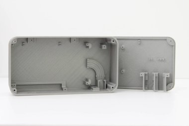 3d yazdırma gri plastik kutu beyaz arkaplan izole, Pla, yatay görünüm, makro üretilen