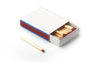 Kibrit kutusu ve kibrit kutusu beyaz arkaplanda izole