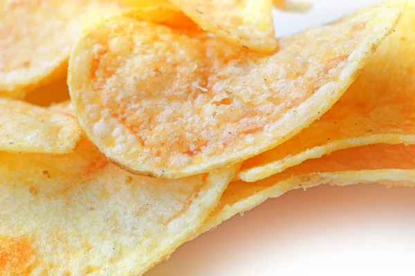 Die Nahaufnahme Vieler Gelber Chips Isoliert Auf Weiß — Stockfoto