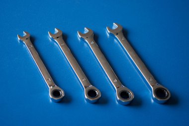 Mavi arkaplanda metal anahtar çıkıntıları.