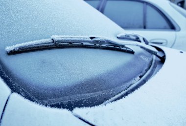 Araba buzla kaplı. Kış geçmişi. Soğuk bir kış gecesinden sonra araba buzla kaplandı.