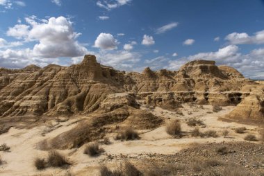 İspanya 'daki Bardenas Reales Doğal Parkı' nın nefes kesici güzelliğini bu büyüleyici dağ manzarası fotoğrafıyla keşfedin. Dağların engebeli cazibesi parkın dingin arka planına karşı büyüleyici bir manzara yaratır. Mükemmel.