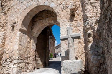 Maderuelo 'nun köyü girişinin ebedi güzelliğine adım atın. Çarpıcı bir kemer ve karmaşık bir kapı ile süslenmiştir. Bu fotoğraf, bu İspanyol köyünün sahip olduğu tarihi ve kültürel zenginliğin özünü yansıtıyor. Benzersiz mimarisiyle