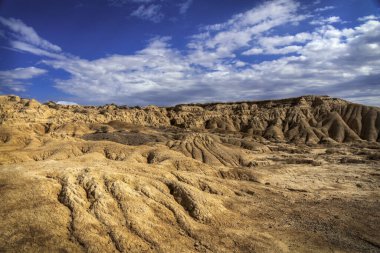 Pamplona 'nın doğal mücevheri Bardenas Reales' in nefes kesici güzelliğine dalın! Büyüleyici fotoğrafımız, bölgenin doğa tarafından yontulmuş eşsiz bir topoğrafyasına işaret ediyor. Yaratıcı çabalarınızı bu sersemletici güçle arttırın.