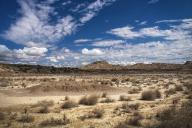 Büyüleyici fotoğrafçılığımızla Bardenas Reales, Pamplona 'nın çarpıcı manzarasını keşfedin. Engebeli oluşumlar büyüleyici bir başyapıt çizerken bu doğal cennetin sıradışı topografisine tanık olun. Yaratıcı projelerinizi yükseltin 