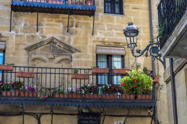 Vitoria ilinin Plaza Belediye Başkanı 'nın kalbindeki görkemli bir malikaneyi ele geçiren bu büyüleyici fotoğrafla Guardia' nın kusursuz güzelliğini keşfedin. Kendini bu tarihi mücevherin kırsal cazibesine bırak. Tılsım hakkında daha çok şey öğren.