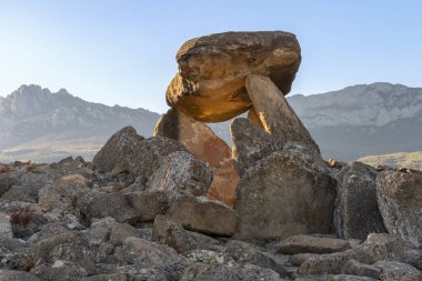 Dolmen de La Chabola de la Hechicera 'nın mistik cazibesini keşfedin, Vitoria, La Guardia' nın kalbinde bulunan büyüleyici tarih öncesi bir mucize. Eski sırları keşfet ve büyüleyici bir yolculuğa çıkarken kendini tarihe karıştır.