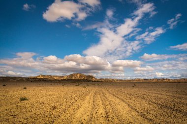 Bardenas Reales, Pamplona 'nın cazibesini göz kamaştırıcı manzara fotoğraflarıyla tecrübe et. Bu kurak bölgenin istisnai arazisini ele geçirin. Yaratıcı projelerinizi, Bardenas Reales 'in güzelliğini yansıtan büyüleyici görüntülerle yükseltin..