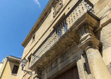 Vitoria, Laguardia 'da bulunan tarihi bir hazine olan Casa Palacio de Samaniego' nun büyüleyici girişini keşfedin. Büyüleyici fotoğrafımız bu mimari şaheserin ihtişamını ve çekiciliğini yansıtıyor..