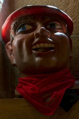 Laguardia 'nın cazibesini keşfedin. Vitoria' nın kültürel mirası. Geleneksel bir kostüm giyen koca kafalı bir gencin etkileyici fotoğrafıyla. Kendinizi bu pitoresk eyaletin zengin geleneklerine daldırın..