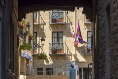 Vitoria eyaletinin göbeğinde bulunan Hospedera de Laguardia 'ya açılan büyüleyici geçidi keşfedin. Büyüleyici fotoğraflarımız bu büyüleyici kurumun etkileyici girişini gösteriyor..