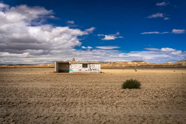 Bardenas Reales, Pamplona 'nın büyüleyici güzelliğini bu nefis manzara fotoğrafçılığıyla keşfedin. Kendini doğal parkın kendine özgü arazisine daya, benzersiz orografisini göster. Bu büyüyle projelerinizi yükseltin.