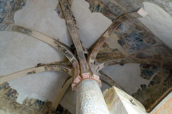 Mozarabiç mimarisinin karmaşık güzelliğini, Ermita de San Baudelio, Casillas de Berlanga 'nın mahzeninin bir sütununu ve bir bölümünü gösteren çarpıcı bir fotoğrafla keşfedin. Kendini bu tarihi mücevherin zengin mirasına ver ve planını yap.