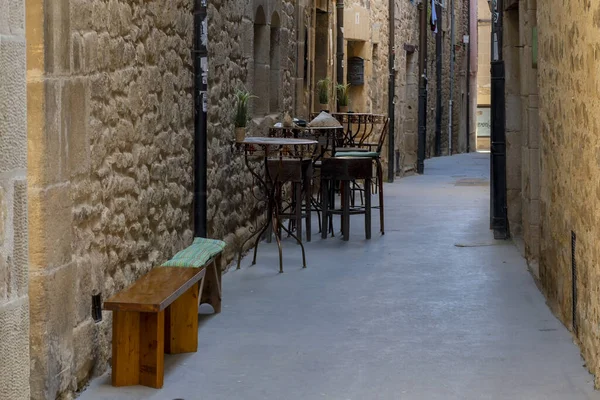 stock image Discover the charm of La Guardia, Vitoria's picturesque corner cafe, where a cozy table and chairs invite you. Experience the essence of local life and culture at this charming location, perfect for coffee enthusiasts and travelers seeking authentici