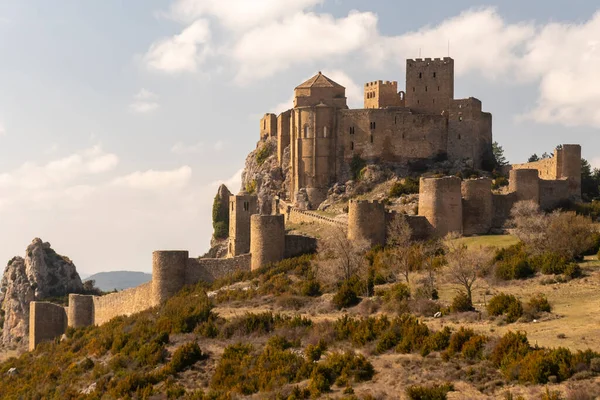 Huesca 'daki bir başyapıt olan Loarre Castle' ın bu büyüleyici fotoğrafıyla İspanya 'nın ortaçağ geçmişini araştır. Uzmanca yakalanan resim, yüzyılların tarihini ve mimari dehasını özetliyor..