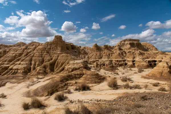 İspanya 'daki Bardenas Reales Doğal Parkı' nın nefes kesici güzelliğini bu büyüleyici dağ manzarası fotoğrafıyla keşfedin. Dağların engebeli cazibesi parkın dingin arka planına karşı büyüleyici bir sahne yaratır.. 