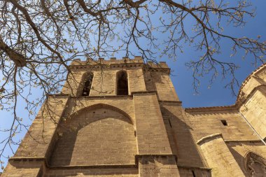 Laguardia, Vitoria 'daki Santa Engracia Caddesi' ndeki San Juan Bautista Kilisesi 'nin etkileyici maskesini keşfedin. Kale ve taş banklardaki destek kirişlerinin kalıntılarını gösteren bu fotoğrafla tarihin özünü yakala..