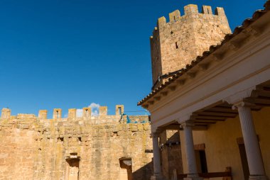 Monteagudo de las Vicarias Kalesi 'nin Rönesans tarzı iç avlusunun güzelliğini görkemli taretlerinden birini gösteren çarpıcı bir fotoğrafla yakalayın. Bu büyüleyici Soria eyaletini keşfedin. Borsa ajansları için mükemmel bir mücevher..