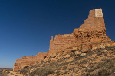 İspanya 'nın Zaragoza eyaletinin göbeğinde Mont Regal olarak da bilinen Monreal de Ariza Kalesi' nin ebedi güzelliğini yakalayın. Bu çarpıcı stok fotoğrafı bu İspanyol mücevherinin büyüleyici mimarisini ve zengin tarihini sergiliyor.