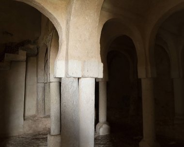 Soria, Casillas de Berlanga 'daki Mozarabiç tarzı keşiflerin büyüleyici iç yüzünü keşfedin. Yüksek kaliteli fotoğraf koleksiyonumuz mimarlık tarihinin gerçek bir kanıtı olan karmaşık kemer yolları sergiliyor. Kendinizi borsada konumlandırın. 