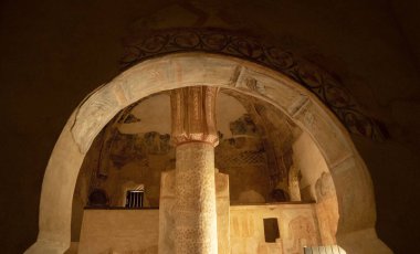 Soria, Casillas de Berlanga 'daki San Baudelio' lu Hermitage Mozarabe 'nin güzelliğini prim hisse senedi fotoğraf koleksiyonumuz vasıtasıyla keşfedin. Büyüleyici görüntülerimiz bu tarihi alanın özünü yakalıyor ve onları ajanslar için ideal hale getiriyor.