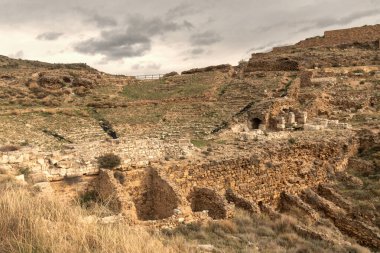 Calatayud, İspanya 'daki Bilbilis Roma Tiyatrosu' nun bu büyüleyici fotoğrafıyla antik tarihin özünü yakalayın. Bu değerli görüntü Roma harabelerinin güzelliğini ve ihtişamını kusursuzca özetliyor. Stoklarınıza olağanüstü bir katkı sunuyor.