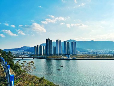 Bina yüksek ve şehir sınırları nehrin yanında..