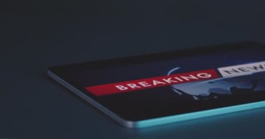 Son dakika haberlerinin olduğu küçük modern tablet masada. Bilgi, Kağıtsız, Sürdürülebilir Metinler